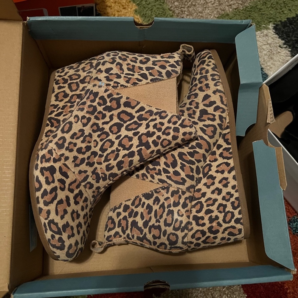 Toms Kelsey Desert Tan Leopard Print Suade Bootie
